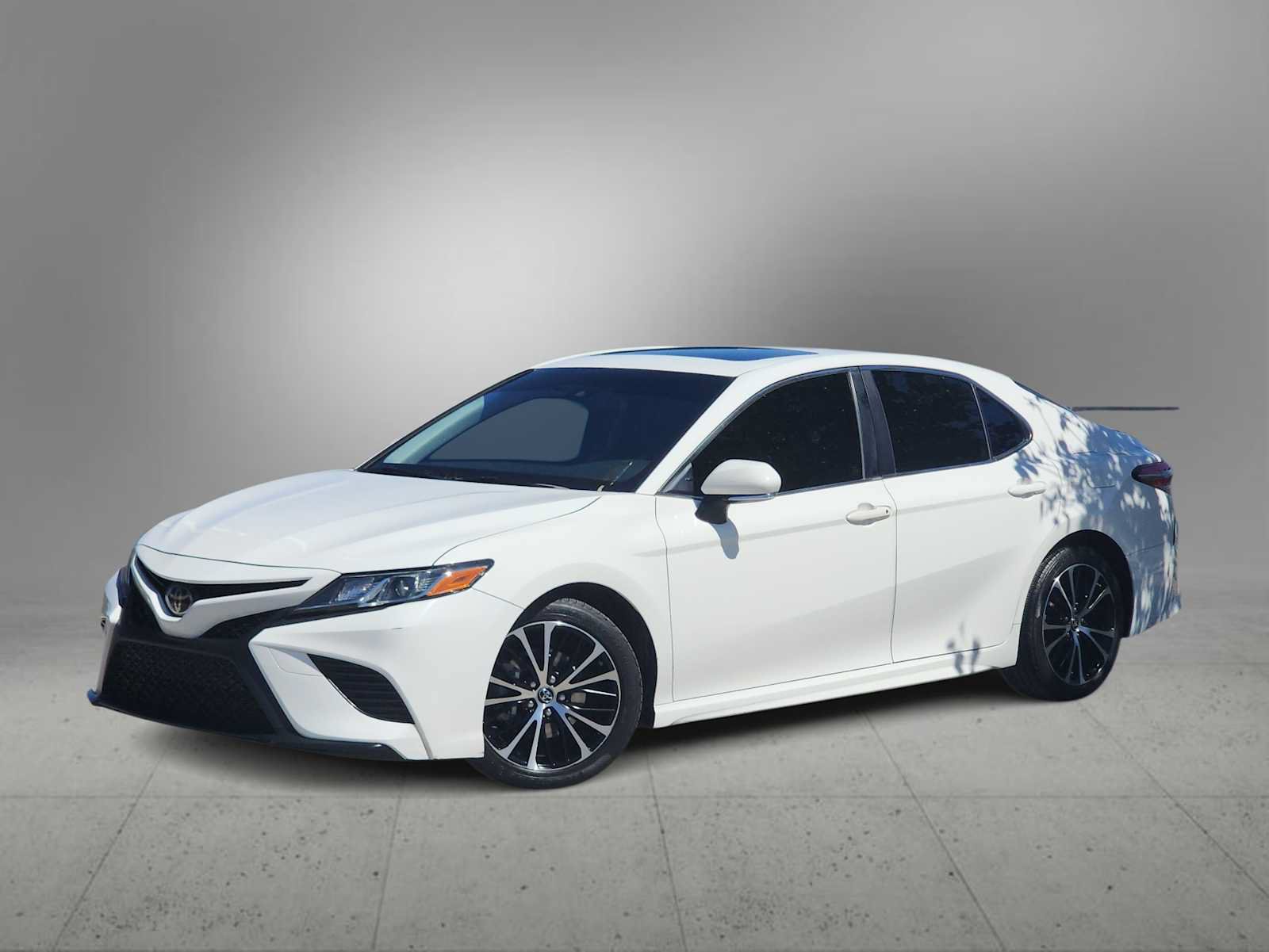 Used 2018 Toyota Camry SE w/ Moonroof Package FWD image 1