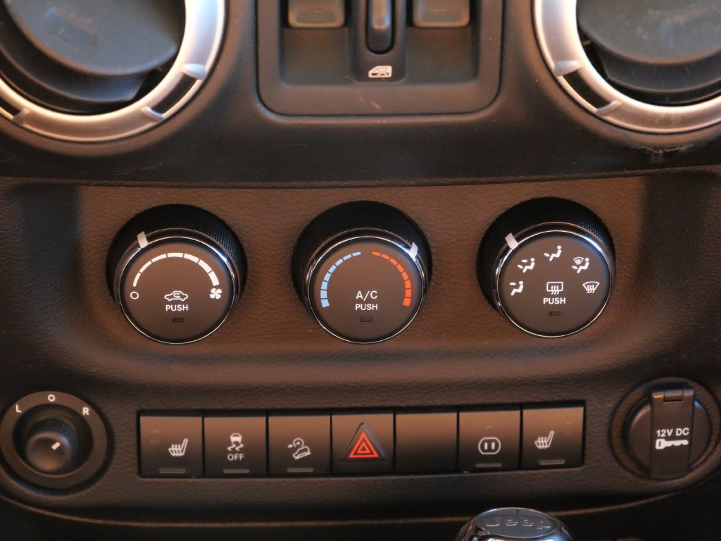 Used 2012 Jeep Wrangler Unlimited Sahara w/ Max Tow Pkg AWD/4WD image 17