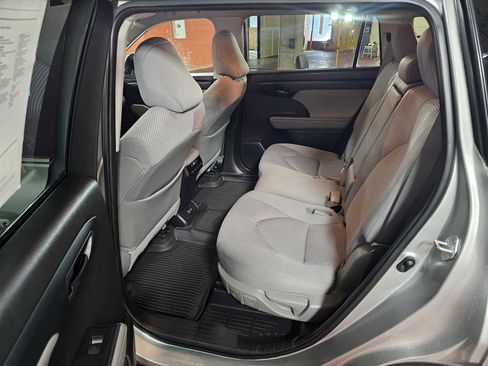 Used 2023 Toyota Highlander LE image 19