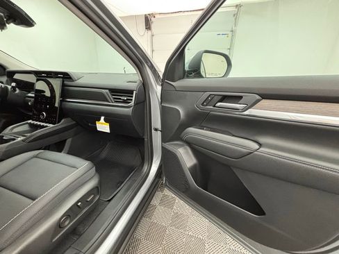 New 2026 GMC Terrain Denali w/ LPO, Floor Liner Package image 37