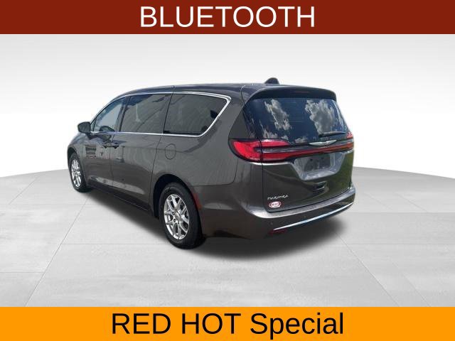 Used 2023 Chrysler Pacifica Touring-L FWD image 5