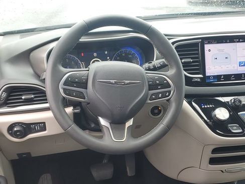 Used 2023 Chrysler Pacifica Touring-L FWD image 11