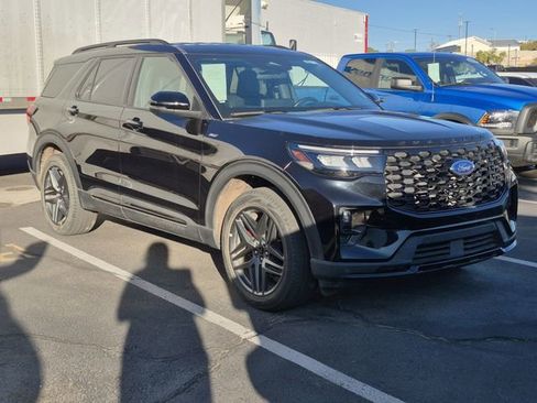 Used 2025 Ford Explorer ST-Line w/ ST-Line Street Pack AWD/4WD image 3