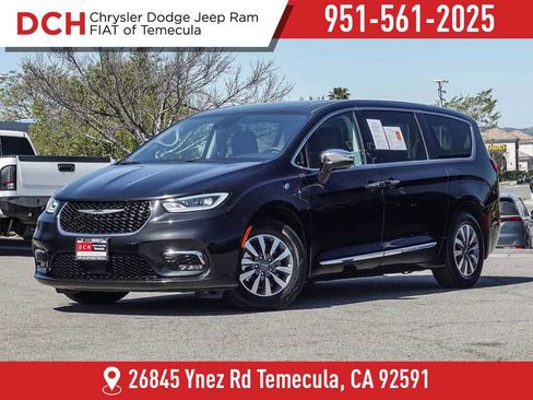 Certified 2023 Chrysler Pacifica Limited image 1