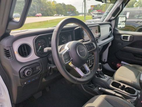 Used 2024 Jeep Wrangler Unlimited Sahara AWD/4WD image 16