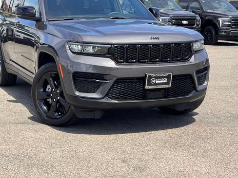 Used 2025 Jeep Grand Cherokee Altitude AWD/4WD image 3