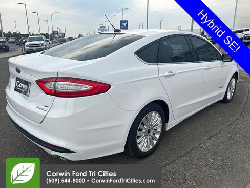 Used 2016 Ford Fusion SE FWD image 3