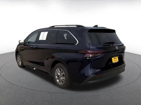 Used 2025 Toyota Sienna XLE FWD image 9