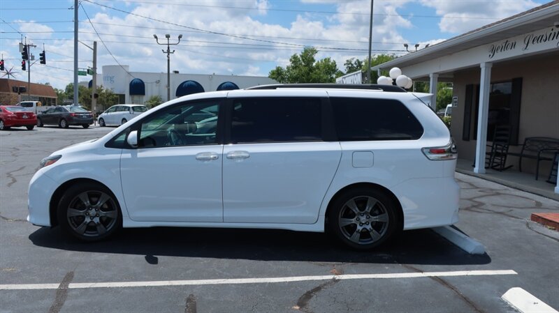 Used 2017 Toyota Sienna SE Premium FWD image 11