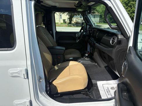 Used 2018 Jeep Wrangler Unlimited Sahara AWD/4WD image 31