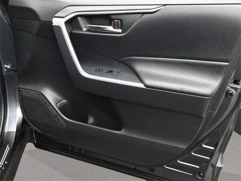 Used 2022 Toyota RAV4 SE image 19