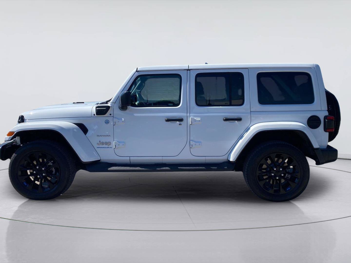 Used 2023 Jeep Wrangler Unlimited Sahara w/ Cold Weather Group AWD/4WD image 2