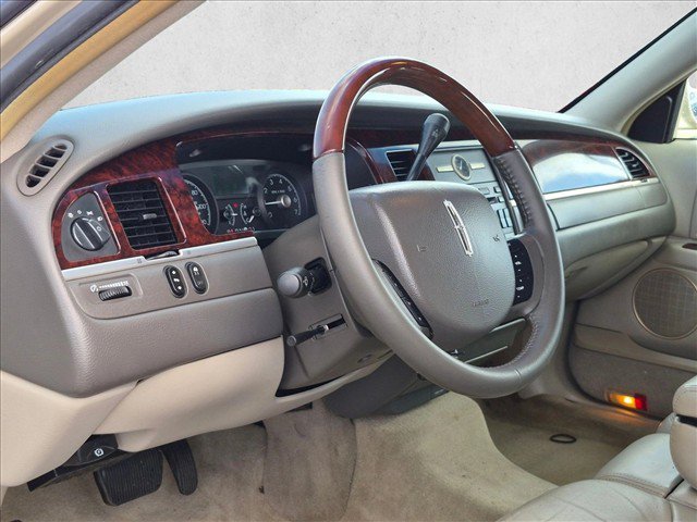 Used 2011 Lincoln Town Car Signature Limited RWD image 2