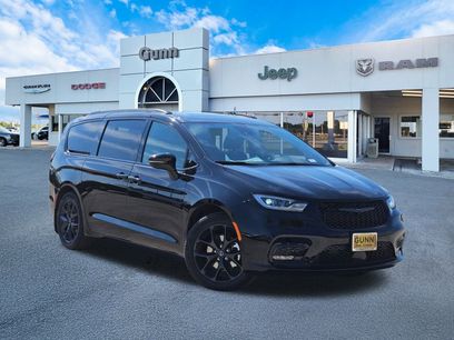 New 2026 Chrysler Pacifica Limited w/ S Appearance Package