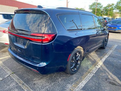 Used 2025 Chrysler Pacifica Limited FWD image 3