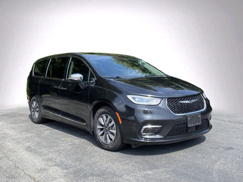 Used 2023 Chrysler Pacifica Limited FWD image 2