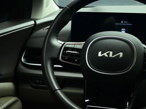 Certified 2025 Kia Carnival EX image 10