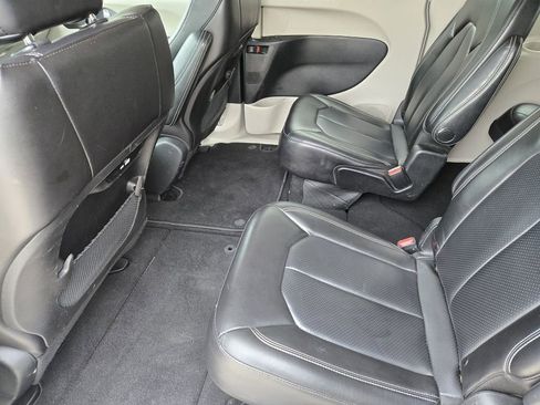 Used 2023 Chrysler Pacifica Touring-L FWD image 29
