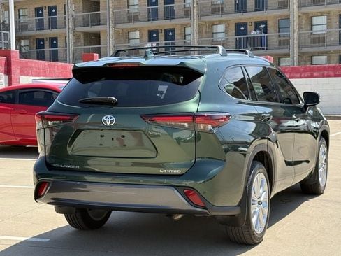 Used 2024 Toyota Highlander Limited FWD image 4