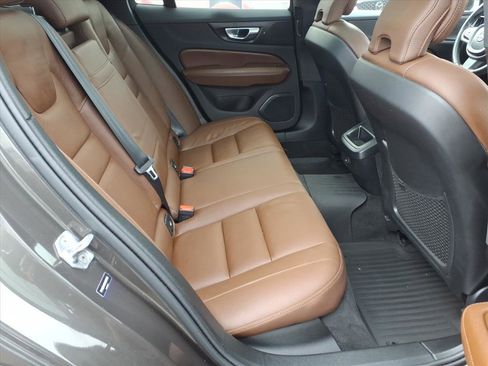 Used 2021 Volvo V60 T5 Cross Country image 13