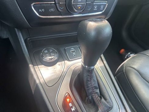 Used 2019 Jeep Cherokee Trailhawk AWD/4WD image 25