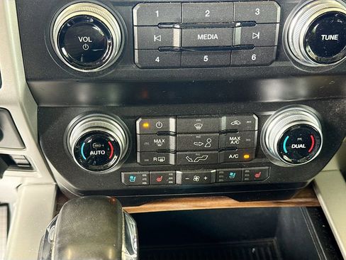 Used 2019 Ford F150 Lariat w/ Equipment Group 502A Luxury AWD/4WD image 17