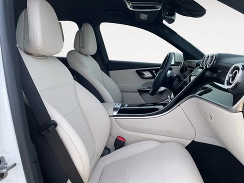 Used 2025 Mercedes-Benz GLC 350e 4MATIC image 17