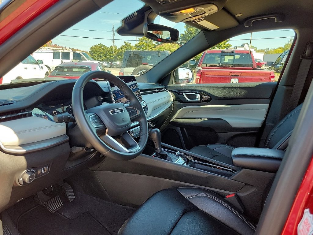 Used 2025 Jeep Compass Limited AWD/4WD image 23