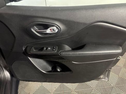 Used 2019 Jeep Cherokee Latitude Plus AWD/4WD image 22