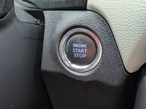 Used 2021 Toyota RAV4 XLE w/ Convenience Package FWD image 29