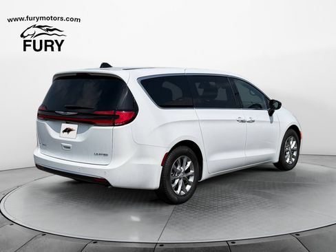 Used 2026 Chrysler Pacifica Limited FWD image 3