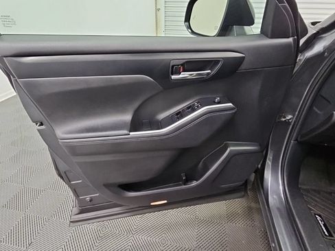 Used 2024 Toyota Highlander XSE FWD image 32
