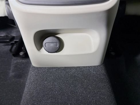 Used 2023 Volvo XC40 B5 Plus image 28