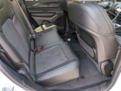 New 2025 Jeep Grand Cherokee Altitude image 29