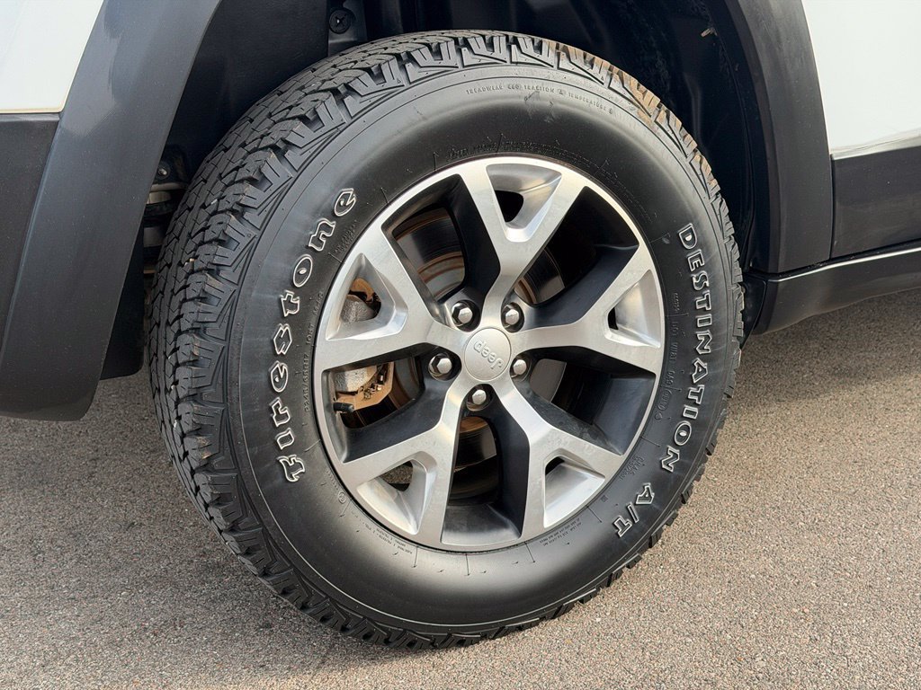 Used 2017 Jeep Cherokee Trailhawk AWD/4WD image 22