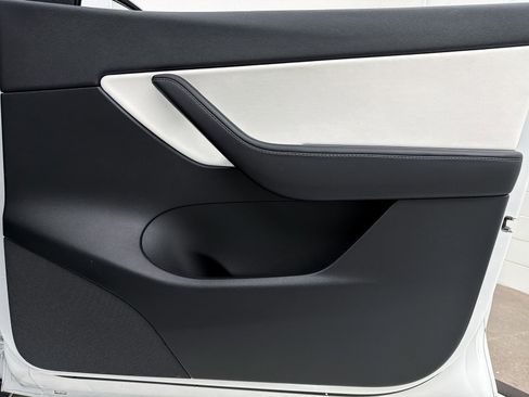 Used 2021 Tesla Model Y Long Range image 24