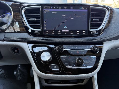 Used 2023 Chrysler Pacifica Limited w/ Uconnect Theater Family Group image 16