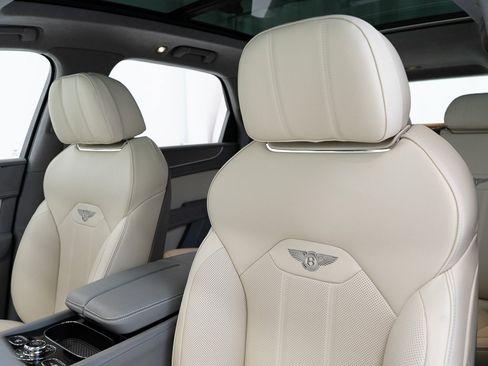 New 2025 Bentley Bentayga V8 image 16