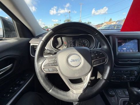 Used 2019 Jeep Cherokee Latitude Plus w/ Cold Weather Group AWD/4WD image 21