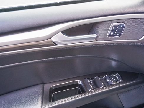 Used 2018 Ford Fusion SE w/ Fusion SE Technology Package image 19