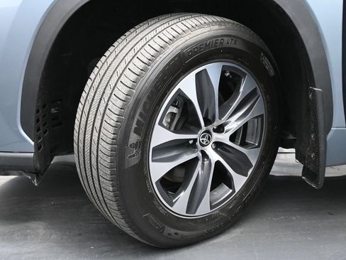 Used 2024 Toyota Highlander XLE AWD/4WD image 21