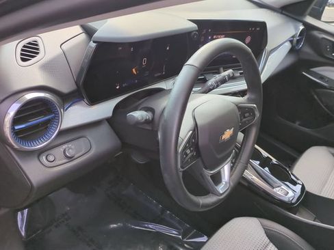 Used 2024 Chevrolet Trax LT w/ Sunroof Package FWD image 11