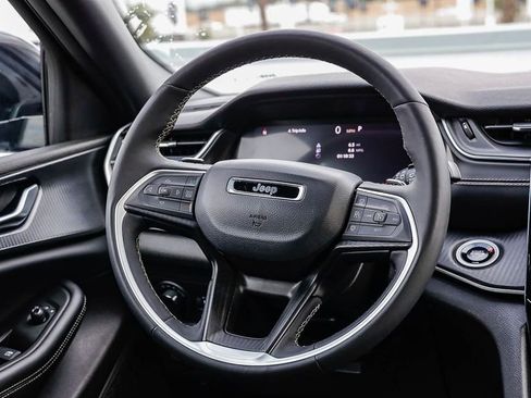 Used 2025 Jeep Grand Cherokee Altitude AWD/4WD image 18