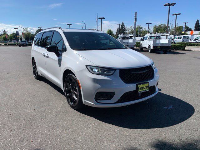 Used 2025 Chrysler Pacifica Limited FWD image 9