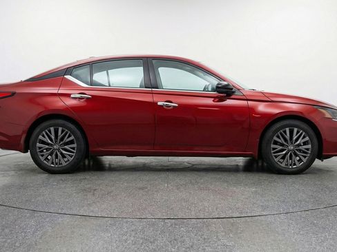 Used 2025 Nissan Altima 2.5 SV FWD image 11