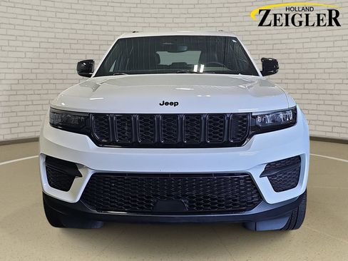 Used 2023 Jeep Grand Cherokee Altitude AWD/4WD image 2