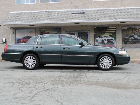 Used 2003 Lincoln Town Car Signature image 26