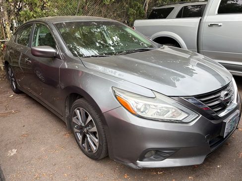 Used 2016 Nissan Altima 2.5 SV FWD image 2