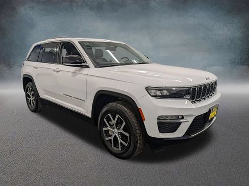 Used 2024 Jeep Grand Cherokee Limited AWD/4WD image 3