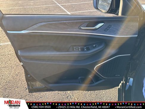 Used 2023 Jeep Grand Cherokee Limited image 10